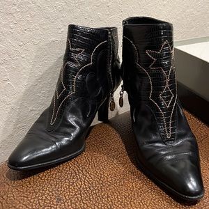 Pollini International patented Lady’s luxurious classic black boot look shoes!